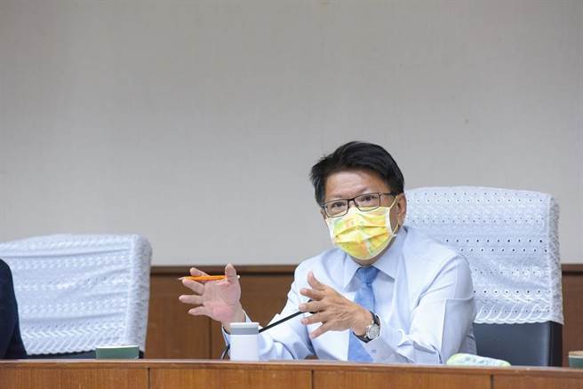 國內新冠肺炎疫情嚴峻，屏東縣長潘孟安指示各局處做好防疫措施。(屏縣府提供)
