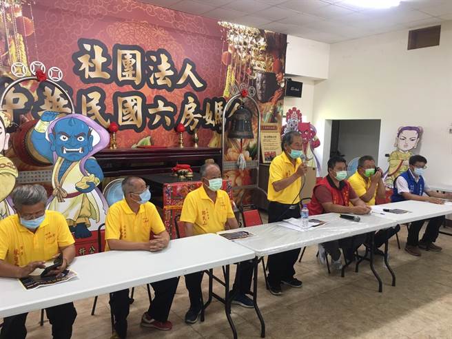 中国民国六房妈会今（12日）举行临时会员大会讨论，确定只过炉不遶境，也没有车队游行。（周丽兰摄）