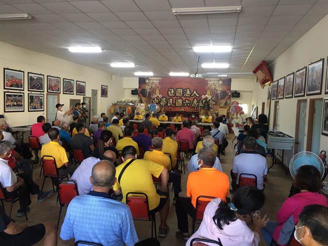 六房妈会今日开会讨论时，所有会员一致认为不能取消过炉，认同取消遶境；有信徒建议改车队遶境游行，但仍有引起群聚感染的风险，未被接受。（周丽兰摄）