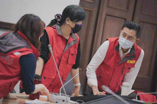 因应疫情升温，新竹市长林智坚（右）12日下午再度召开紧急防疫会议，宣布6月13、14日的端午龙舟赛取消。（新竹市政府提供／陈育贤新竹传真）