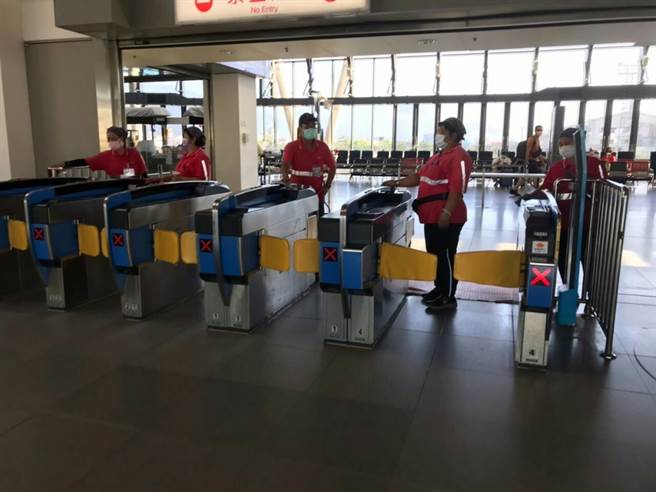 花蓮火車站在旅客密集的票卡出入處，強化消毒。（花連火車站提供／王志偉花蓮傳真）