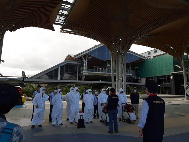花蓮縣環保局密集到車站、東大門噴灑消毒水。（花蓮縣環保局環提供／王志偉花蓮傳真）