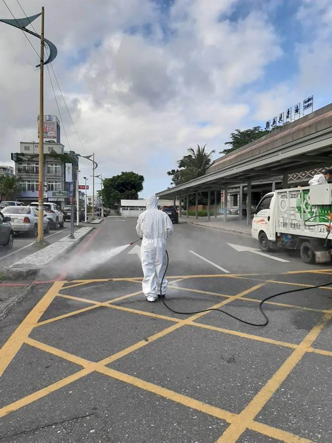 人口出入眾多的花蓮火車站，成消毒重點區域。（花蓮縣環保局環提供／王志偉花蓮傳真）