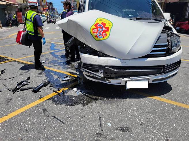 花莲吉安今发生救护车与小货车在路口发生碰撞的事故，所幸救护车上高龄80岁的老翁无碍，最后也由他辆救护车接手转送任务。（警方提供／罗亦晽花莲传真）