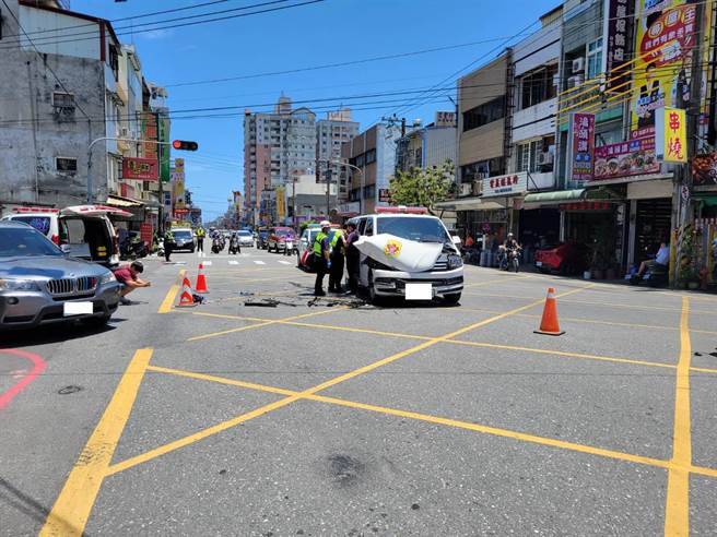 花莲吉安今发生救护车与小货车在路口发生碰撞的事故，所幸救护车上高龄80岁的老翁无碍，最后也由他辆救护车接手转送任务。（警方提供／罗亦晽花莲传真）
