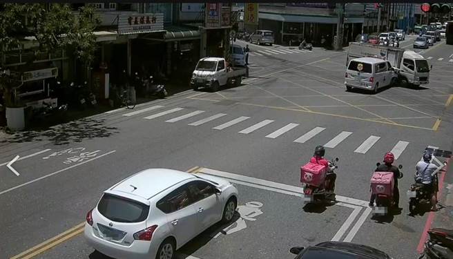 花莲吉安今发生救护车与小货车在路口发生碰撞的事故，所幸救护车上高龄80岁的老翁无碍，最后也由他辆救护车接手转送任务。（警方提供／罗亦晽花莲传真）