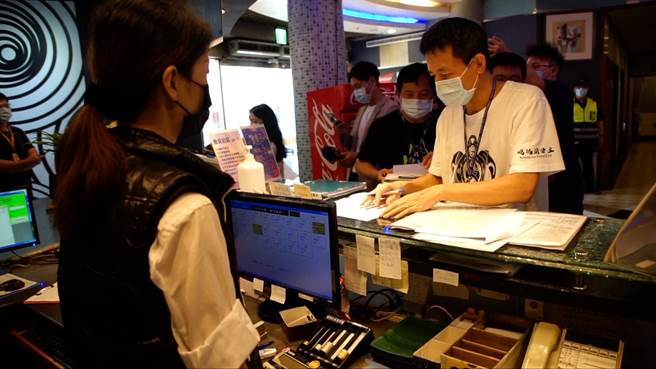 宜蘭縣防疫升級，工旅處會同警察局、衛生局聯合稽查，有3家業者因消毒自行停業，其餘業者稽查結果正常。（宜蘭縣政府提供／李忠一宜蘭傳真）