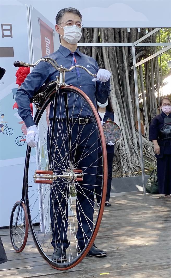 自行车文化探索馆营运总监汪家灏展示200多年歷史「大小轮古董车」的復刻版，他说，真品在探索馆，此外还有更古老的单车。（陈淑芬摄）
