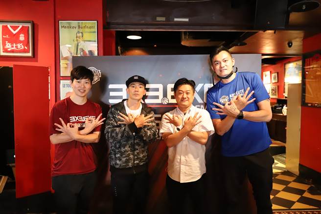 3X3.EXE 2021联盟赛由联盟执行长吴岱豪（右一）、与赛球员刘君仪（左一）宣传赛事。（大会提供）