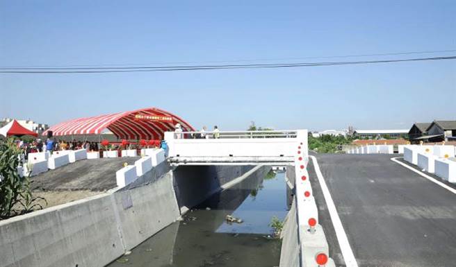 云林县虎尾镇云73桥梁改建峻工，解决因高度不足引发的安全问题。（云林县政府提供／张朝欣云林传真）
