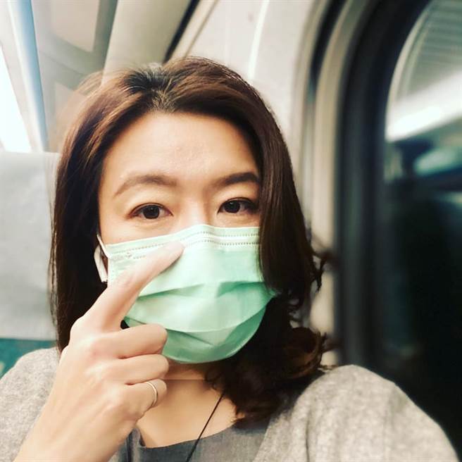 社區感染如何自保？醫師林靜儀呼籲，口罩不要只戴在下巴。(圖/摘自林靜儀臉書)