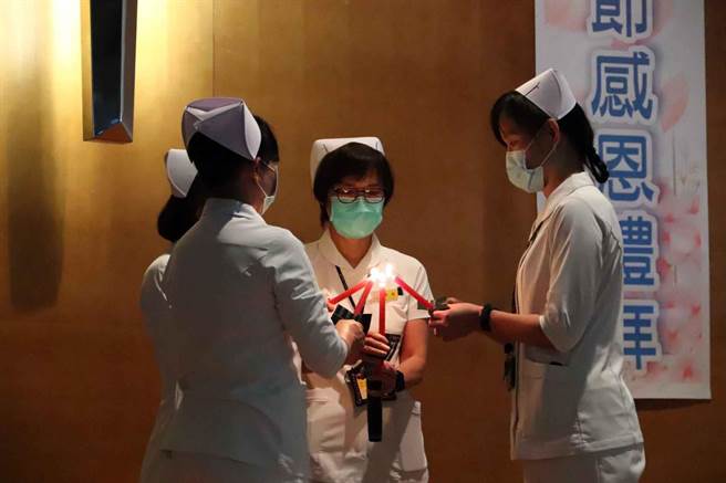 台東基督醫院歡慶護師節，好久不見的護士帽重現。（東基提供）