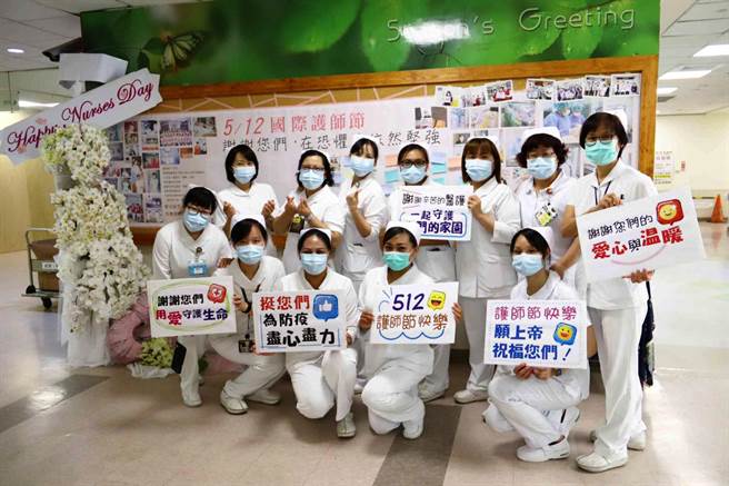 台東基督醫院歡慶護師節，好久不見的護士帽重現。（東基提供）