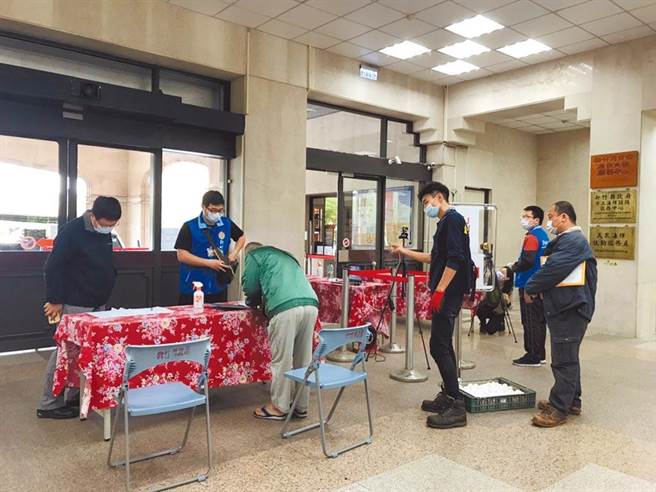 新竹县政府预先规画分区办公，13日起进出县府洽公实名制改为QR Code方式。（本报资料照）