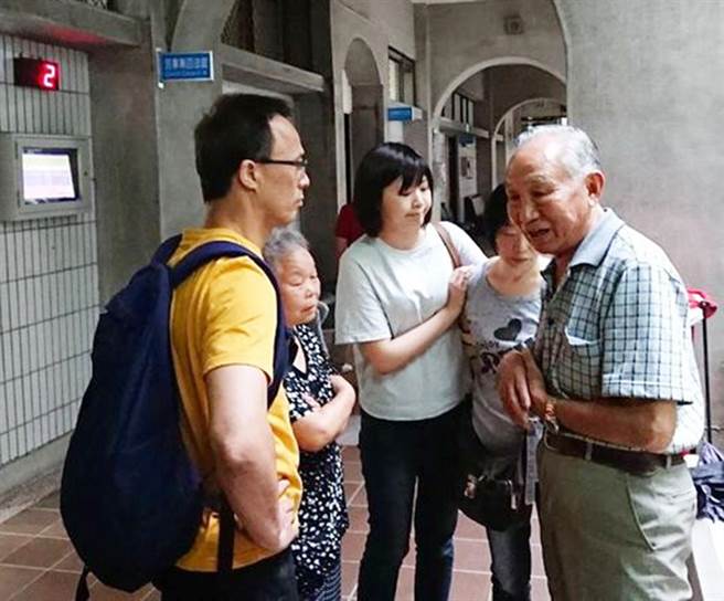 市议员徐瑄沣（中）陪同大雅区忠义社区月祥路住户代表，12日前往雅潭地政事务所去办理申请登记为土地所有权人。（徐瑄沣服务处提供）