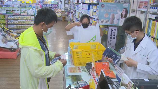彰化丁丁药局买口罩、酒精，比平常多出５倍。（民眾提供／吴敏菁彰化传真）