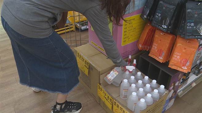 彰化丁丁药局买口罩、酒精，比平常多出５倍。（民眾提供／吴敏菁彰化传真）