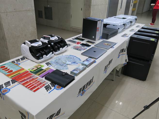 警方查扣到電腦20餘台、存摺10餘本、手機30多支、教戰手冊、點鈔機、現金33萬多元等贓證物。(翻攝照片／林郁平台北傳真）