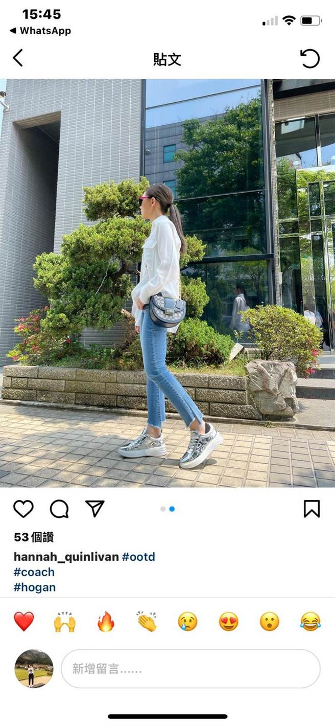 昆凌穿上乾净简单的白衬衫丹寧裤，造一颗Coach包轻松打造夏日Look。(截取自艺人IG)