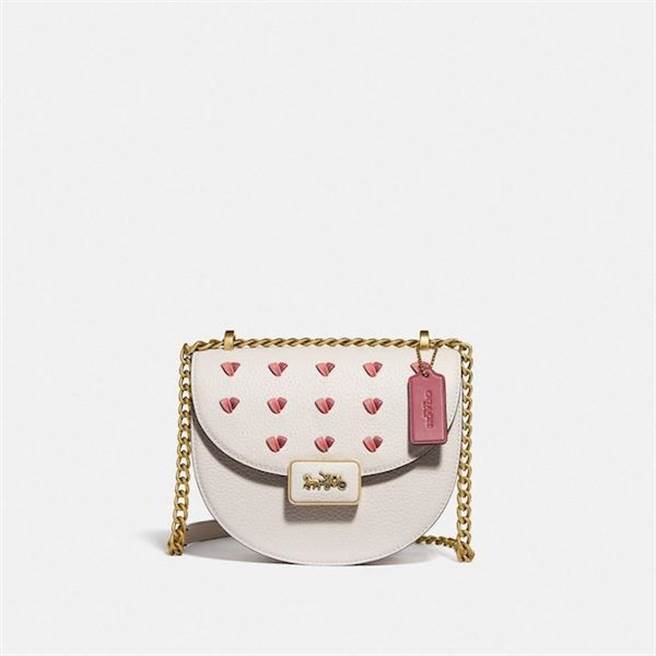 Coach Alie Saddle马鞍包2万1800元。（Coach提供）