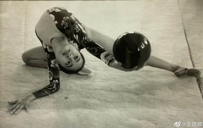 左小青在青少年时期，是国家级体操选手，拿过大大小小比赛的冠军。(图/ 摘自左小青微博)