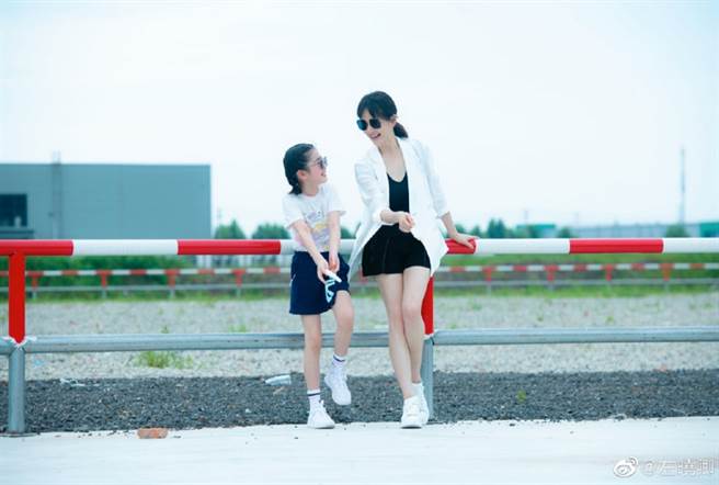 左小青婚后淡影多年，回归参加选秀节目时，提到独自带娃，也意外曝光已离婚富商老公的消息。(图/ 摘自左小青微博)