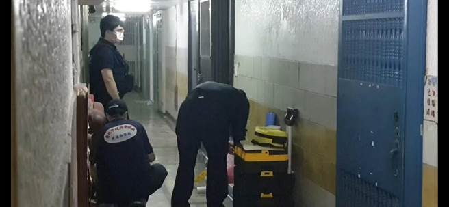 警方在命案現場採證。（翻攝畫面）