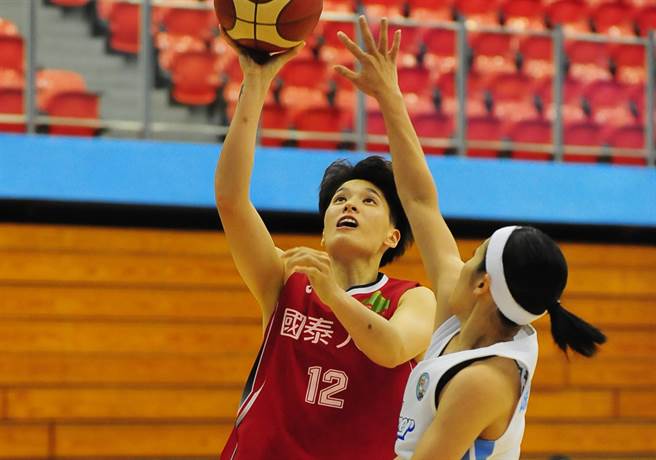 国泰林育庭（左）在第16季WSBL最后一场例行赛，贡献17分、5篮板。（中华篮协提供）