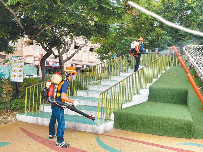 案1203足跡遍布新北市新莊、蘆洲等地，工作人員11日在蘆洲區柳堤公園內消毒。（葉書宏攝）
