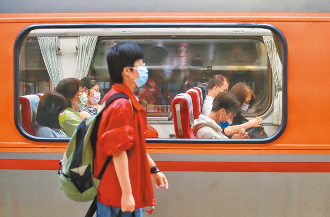因出现感染源不明的本土病例，中央疫情指挥中心宣布即日起至6月8日，提升疫情警戒至第二级，许多演唱会、艺演表演因此延期，交通运输方面，双铁、客运等大眾运输工具禁止饮食，双铁禁站票、高铁取消自由座。图为搭乘火车民眾都戴上口罩。（陈信翰摄）