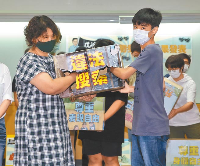 立法院昨天三讀通過《高級中等教育法》部分條文修正案，未來學生得向學校提出申訴；不服學校申訴決定者，得向各該主管機關提出再申訴。圖為人本教育基金會舉行「撲滅黑心校規行動」記者會，兒少與基金會代表打破象徵違法搜索的紙箱。（本報資料照片）
