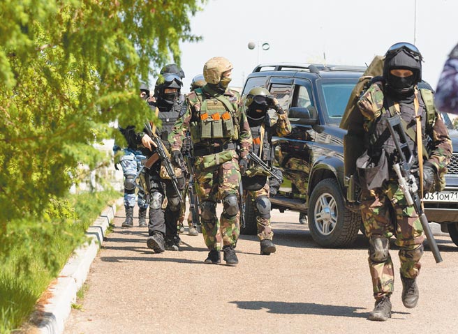 俄罗斯鞑靼共和国首都喀山市一所学校11日发生枪击案。一名枪手闯入后，向校内师生开枪，酿成7名学生和一名老师至少8人死亡，另有32人受伤。（路透）