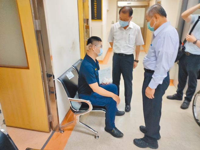 三民二分局鼎山派出所1名39岁董姓员警傍晚，在三民区一处路口指挥交通时，突然遭一名男子拿铁槌攻击后脑，导致头部撕裂伤，员警意识清楚被送医救治。（翻摄照片／刘宥廷高雄传真）