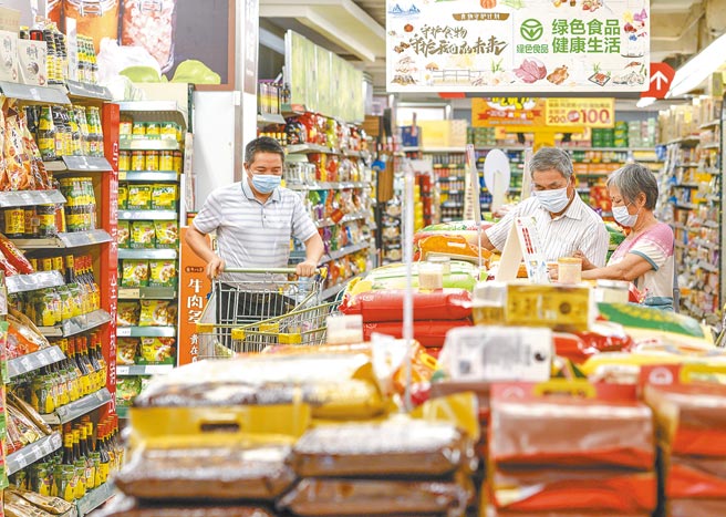 大陸國家統計局11日公布的4月消費者價格指數（CPI）較去年同期上漲0.9％，創去年10月以來新高。圖為廣東民眾在超市購物。（中新社）