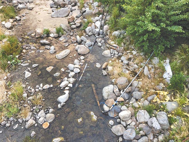 大梨山「簡易自來水」高山溪流水源頭9成已乾枯，灌溉及飲用水轉向野溪抽取。（民眾提供／王文吉台中傳真）