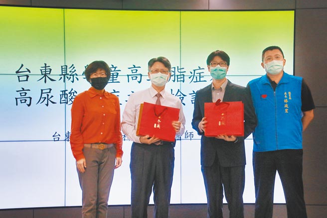 台东县府与马偕合作办理县内学童高血脂症及高尿酸血症筛检计画，由该院小儿科主任游昌宪（左二）策画主持，以降低学童日后罹患心血管疾病机率。（蔡旻妤摄）