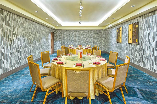 即日起疫情警戒提高，饭店餐厅拉大桌距以维持社交距离、採实联制登记（示意图）。（台北凯撒大饭店提供）