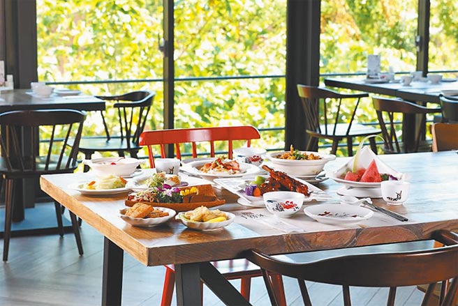 疫情升温，饭店餐厅或宴会厅拉大桌距，并依客人需求缩减每桌人数（示意图）。（宜兰传艺老爷行旅提供）