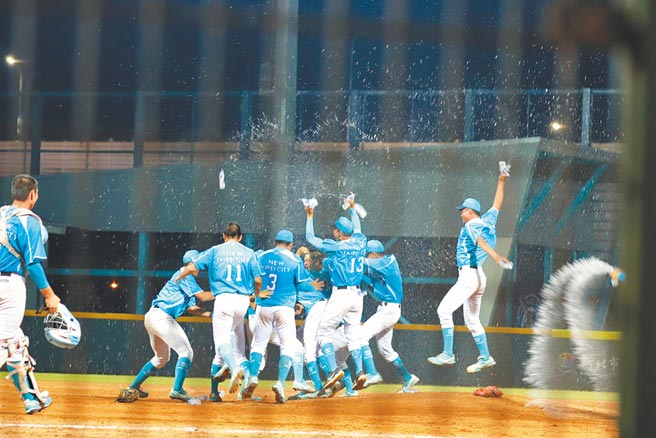 新北市（谷保家商）在王贞治杯拿到冠军，球员开心泼水庆祝。（邓心瑜摄）