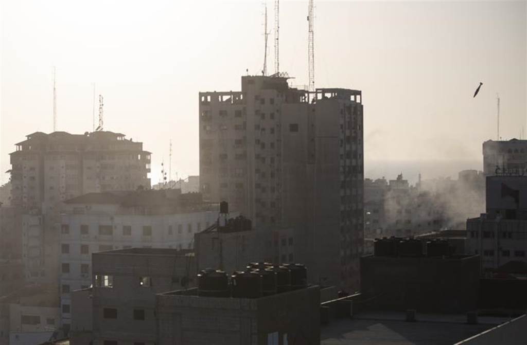 以色列击毙16名哈玛斯军事人员 包括数名指挥官。图为一枚以色列导弹朝加萨的一幢建筑物飞去。图/美联(photo:ChinaTimes)