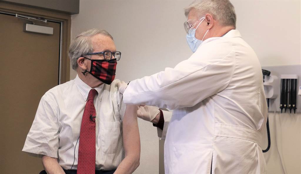 俄亥俄州州长狄怀恩（Mike DeWine）4月9日接种新冠疫苗的画面。（美联社）(photo:ChinaTimes)