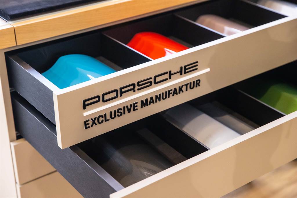 顧客可透過 Porsche Exclusive Manufaktur 部門，從顏色搭配、鋁圈、碳纖維飾板、皮椅及客製化縫線設計等選用配備，打造屬於自己獨一無二的保時捷。