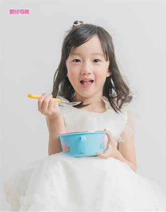 小孩什麼時候能自己吃飯？依「手部精細動作發展」來引導！