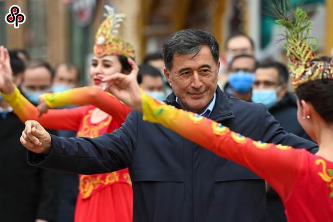 大陸常駐聯合國代表團：美西方涉疆邊會是一場政治鬧劇。圖為今年3月30日上合組織祕書長諾羅夫和多國駐華使節及外交官參訪新疆，在新疆國際大巴扎與舞蹈演員共舞。（新華社）