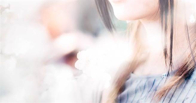 一些女生可能上了特定的节目、新闻，或是加入某些特殊团体后，身价就直线翻倍。（示意图／pakutaso）