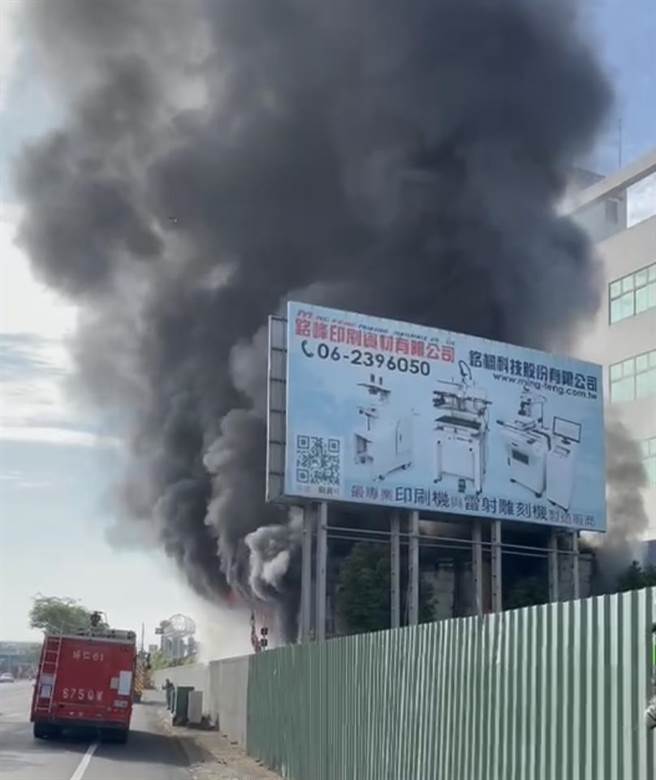 归仁一处工厂今早传出火警，大量黑烟窜出。（民眾提供／曹婷婷台南传真）