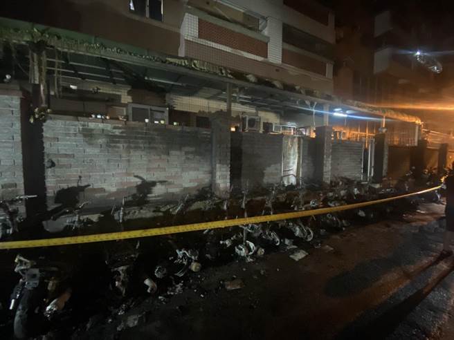 台中市西屯区13日凌晨发生一起汽机车火警案，警消到场迅速扑灭火势，共烧毁19辆汽机车并波及民宅。（民眾提供）