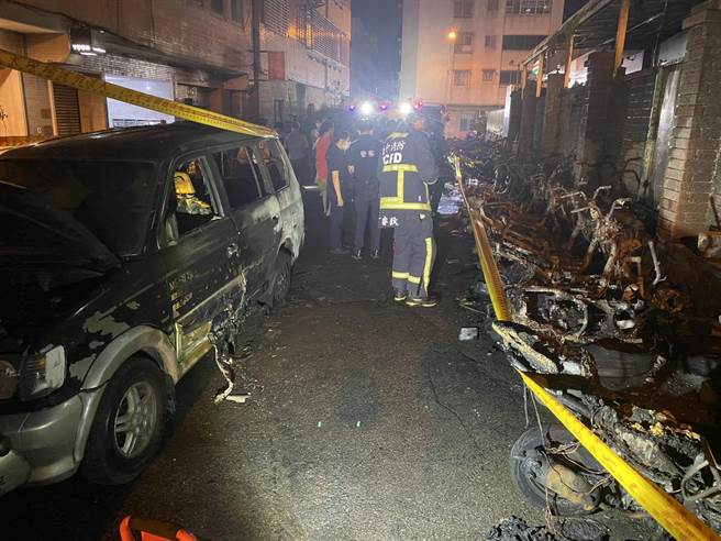 警消到场迅速扑灭火势，警方调查发现疑似人为纵火情事。（民眾提供）