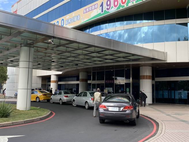 桃園醫院5月7日重啟負壓隔離病房，總共12床，目前已住滿10床。（姜霏攝）