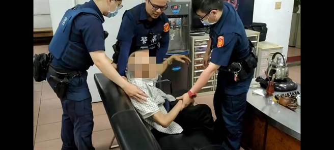 老翁騎車遭擦撞跌倒，暖警協助老翁返回派出所。（姜霏翻攝）